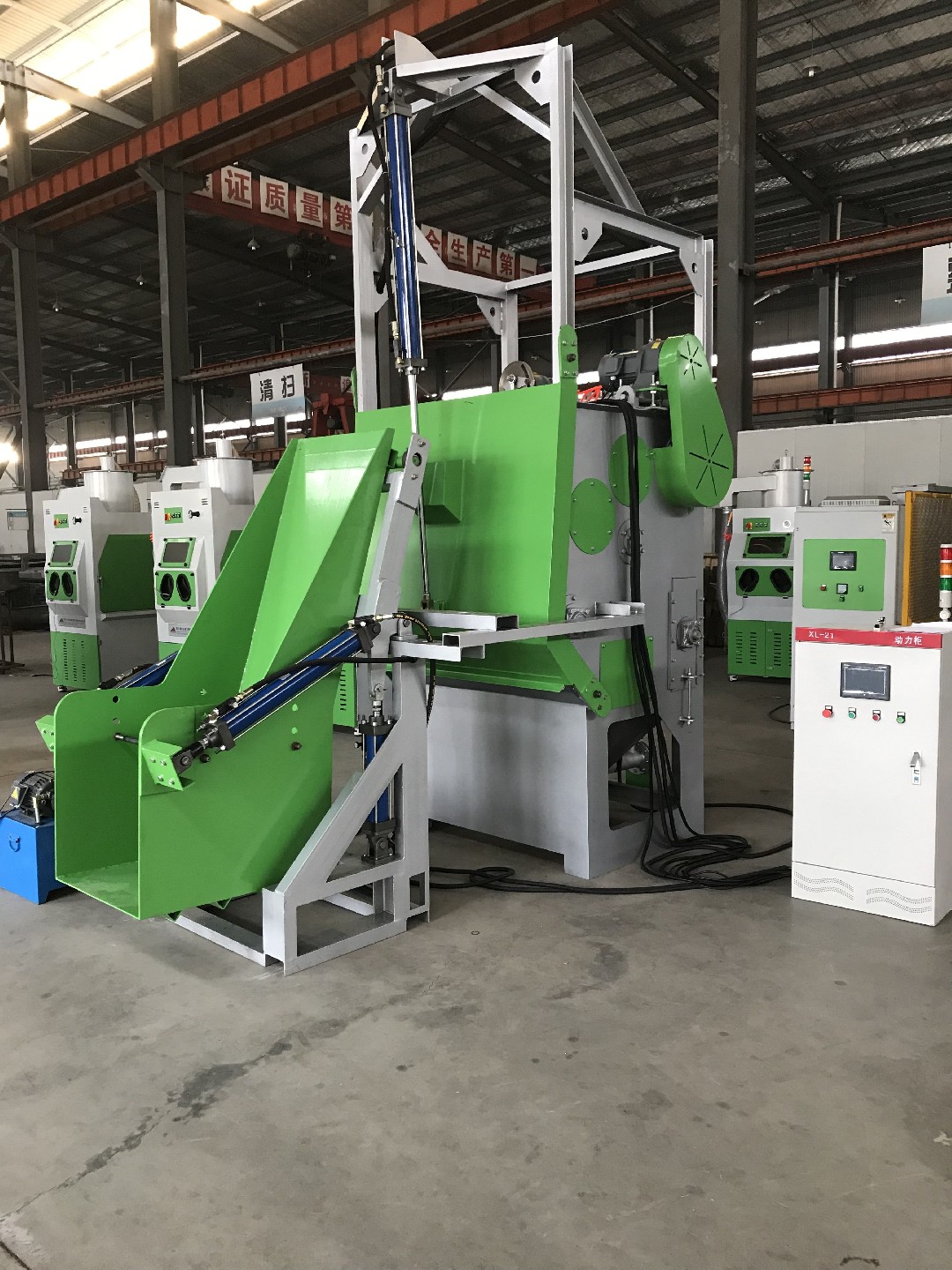 TB-SF300KG-6A自動上下料履帶式自動噴砂機，履帶液體自動噴砂機，自動液體噴砂機-此設備是針對（小零件類）工件而設計制作的專用噴砂機設備。原理是以壓縮空氣作為加速動力，通過輸送氣管進···