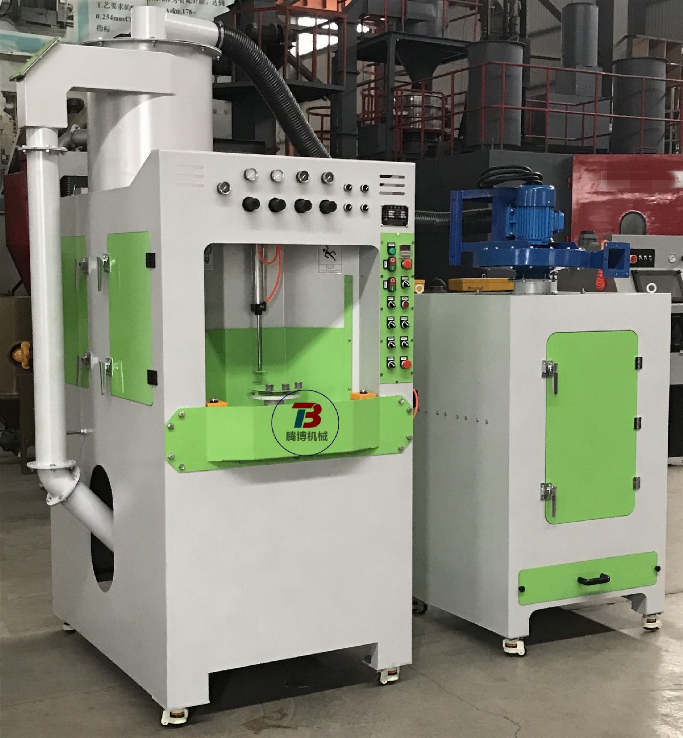 汽車密封件油封增強附著力自動噴砂機-此機型用于汽車密封件油封表面增強附著力。主要技術參數：機器型號TBSA1014-2A工作倉尺寸1000*1100800mm類型···