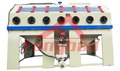 （非標(biāo)型）手動液體噴砂機(jī)-噴砂設(shè)備特點(diǎn)： 騰博系列（非標(biāo)型）手動液體噴砂機(jī)采用砂水混合磨料，使得加工工件表面更加細(xì)膩，同時減小了···